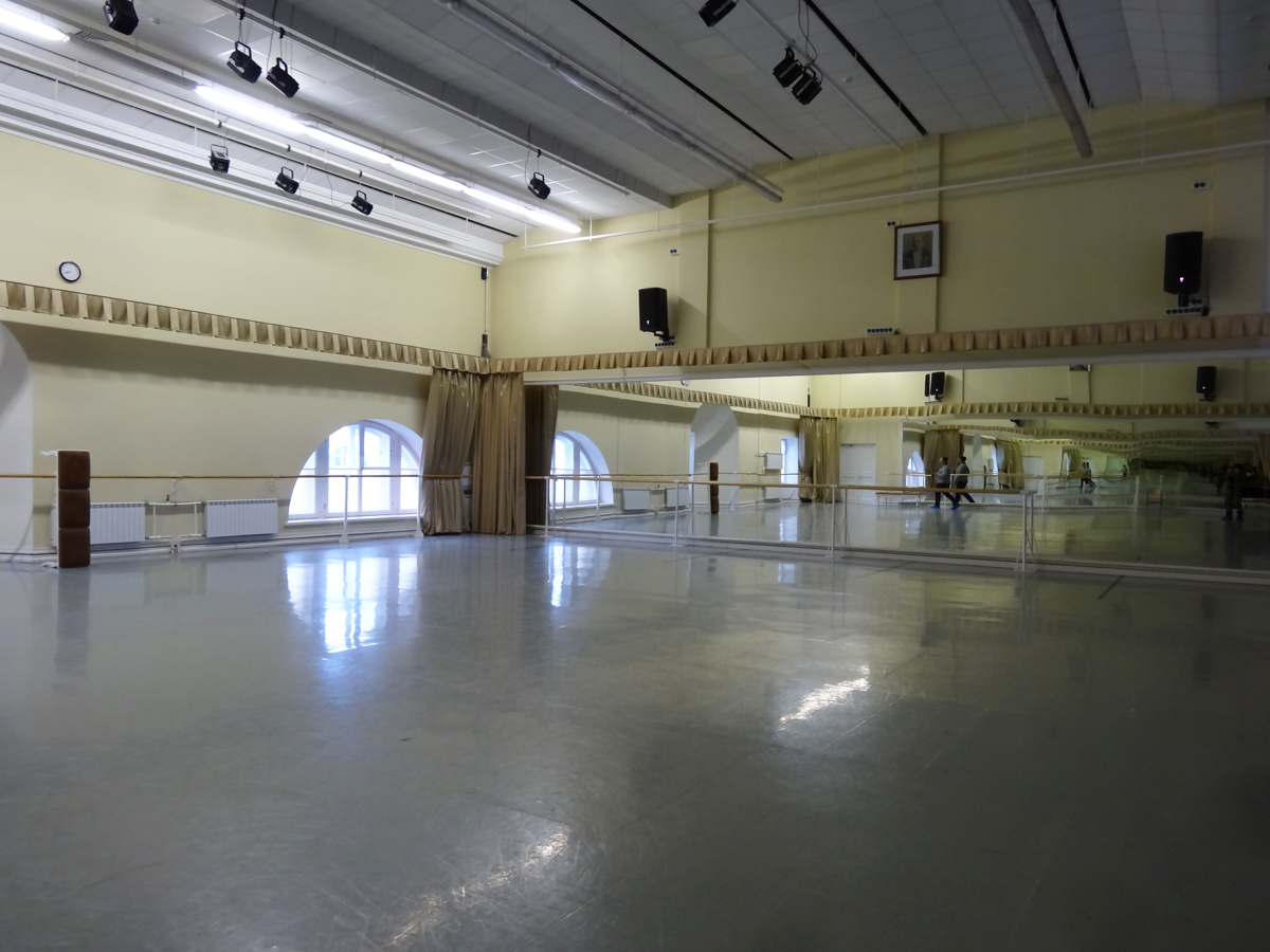 The-large-rehearsal-studio-with-straight-floor