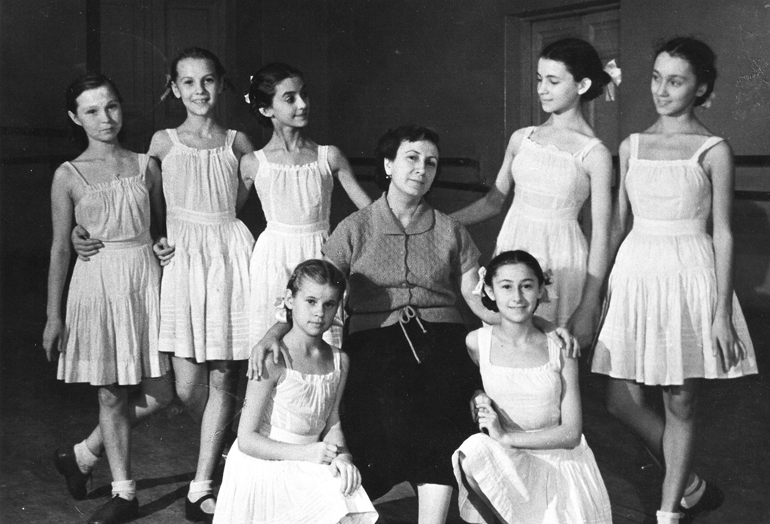 Наталья Тарасова (2-я слева стоит) в школе.