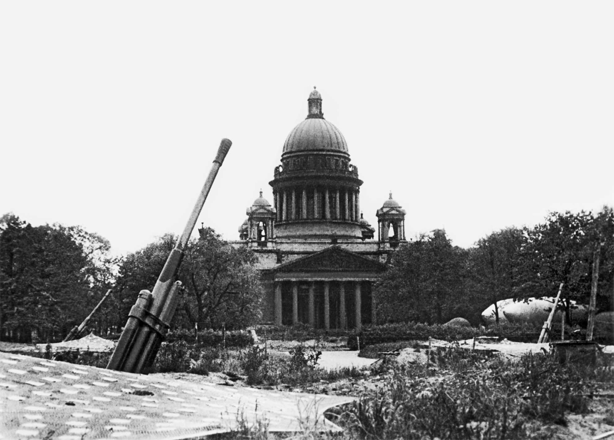 Зенитная-батарея-у-Исаакиевского-собора.-1942