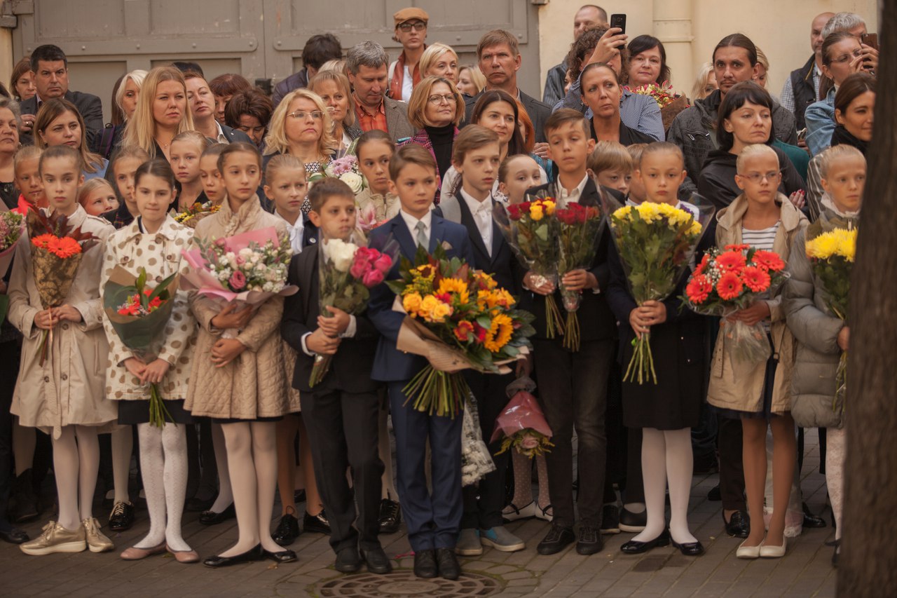 Отмена торжественных линеек в школах. Школьники на линейке. Пермь 1 сентября линейка. Отмена торжественных линеек в школах. Линейка 1 сентября.