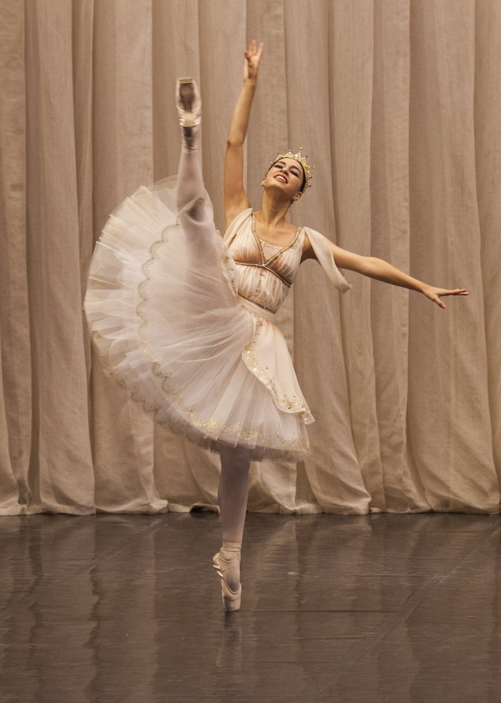 http://vaganovaacademy.ru/vaganova/news/photo/01.10.15%20%D0%9F%D0%B5%D1%80%D0%B2%D1%8B%D0%B9%20%D0%B2%D1%8B%D1%85%D0%BE%D0%B4%20%D0%BD%D0%B0%20%D1%81%D1%86%D0%B5%D0%BD%D1%83/Figeiredo%20de%20Santana%20Salomeya%20Vaganova%20Academy.jpg