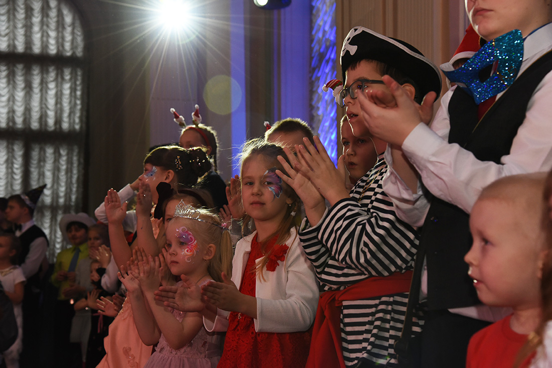 Дети на балу в Николаевском дворце