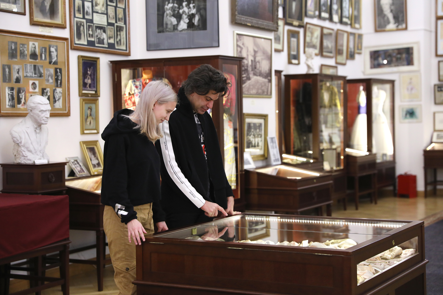 Лиза Буданова и Николай Цискаридзе в музее Академии