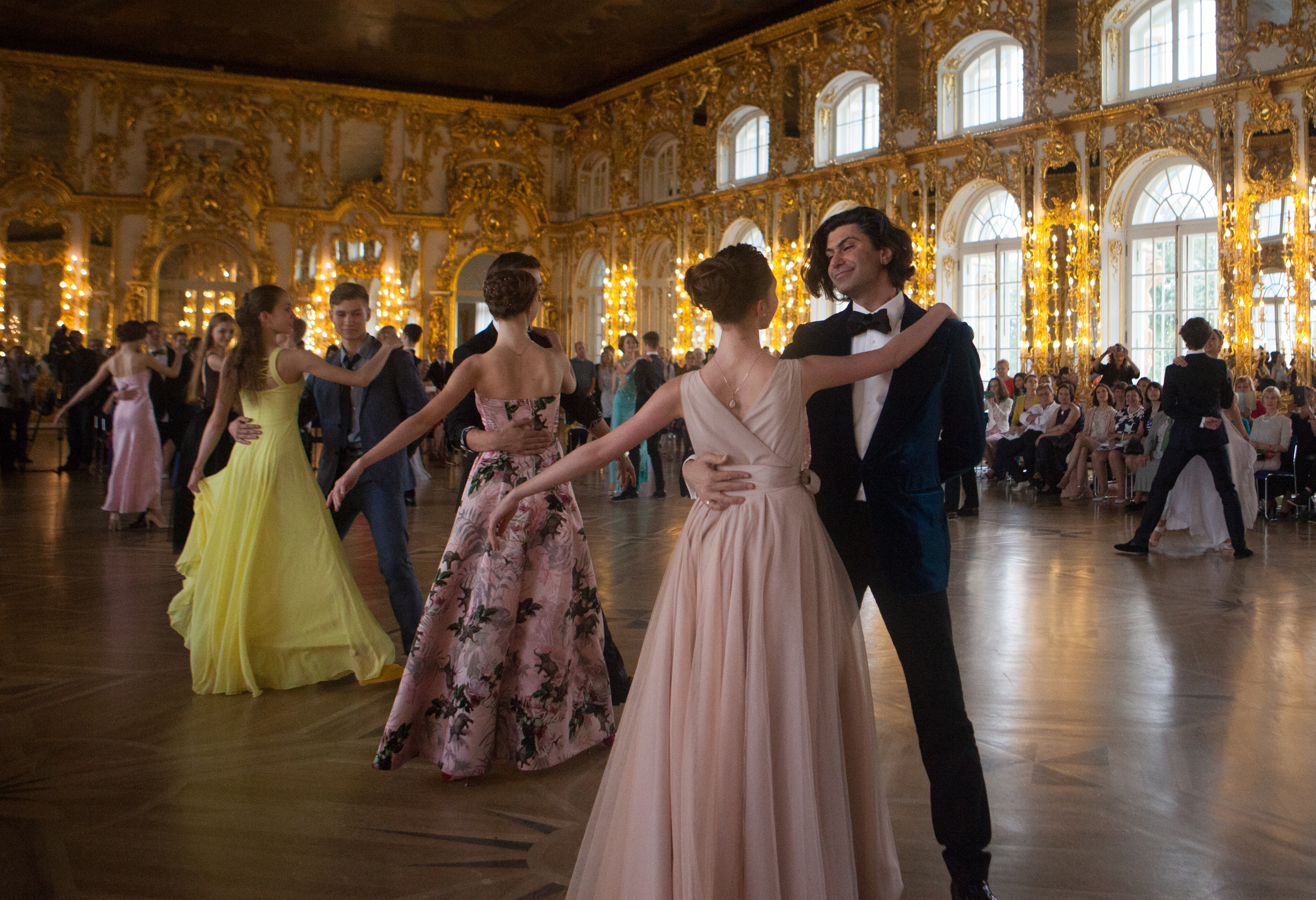 Masquerade waltz. Бал в Екатерининском Дворце. Бал в Екатерининском Дворце в 19 веке. Бал в зимнем Дворце 19 век. Балы в Екатерининском Дворце 19 века.