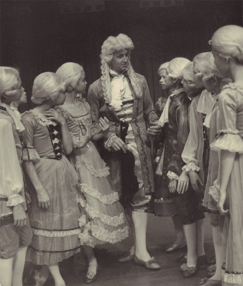 В.С. Десницкйи с учениками во время репетиции спектакля к 250-летию Школы